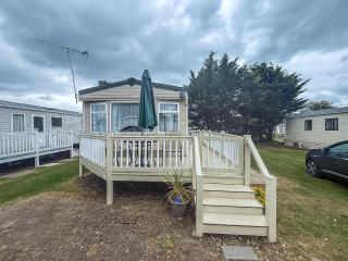 Caravan With Decking Free Wifi At Steeple Bay Ref 36051D - 3
