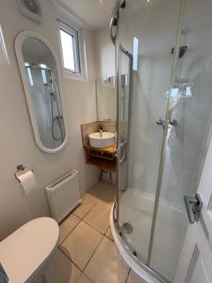 226, Sundowner Holiday Park, Hemsby - Two bed detached chalet, sleeps four, bed linen and towels included plus free WiFi - Pets welcome - 1