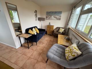 226, Two bed newly refurbished detached chalet on Sund0wner Holiday Park - Sleeps 4, pet friendly - bed linen, towels plus electricity all included - 0