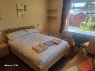 Serene Family Home and Gardens - 3