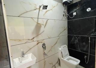 Near Mahakal Temple BUDGET HOTEL V R , UJJAIN, Fully Air conditioned Rooms with Wifi and Parking, Best Hotel IN Ujjain - Ujjain - 5
