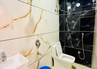 Near Mahakal Temple BUDGET HOTEL V R , UJJAIN, Fully Air conditioned Rooms with Wifi and Parking, Best Hotel IN Ujjain - Ujjain - 3