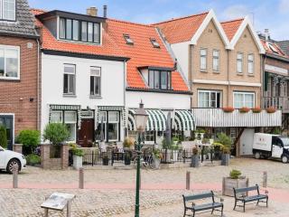 The Blue House - Heerlijk aan het Water - Ooltgensplaat - 3