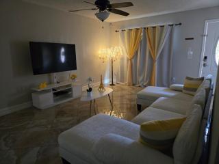 Family Oasis w Pool, Near Beaches and Parks - 9