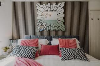 NovaCrest - Stylish 3 Bedroom with Parking - Sleeps 5 - 7