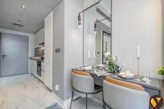 Vogue Vacation Homes, Downtown Mag318 near Burj Khalifa and Dubai Mall, Studio Apartment with Balcony, Canal and City View, Access to all Amenities - 1