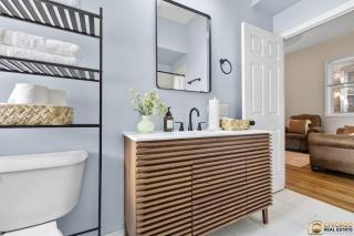 Prime Location Retreat 4 Bedrooms w Parking - Chicago - 9