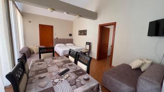 Red Rose Guest House - Golem - 1