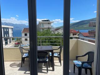 Wistaria Sea Line Apartment - Ðenovići - 4
