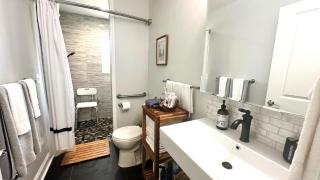 King bed, 1 gig net, hottub upon request, handicap accessible - Charleston - 7