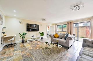 2BR Contractor Stay, WiFi, Parking, Discounted Monthly - Londra - 0