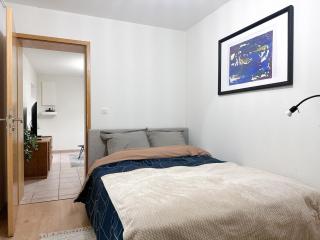 Convenient Stay with Private Parking, Smart TV & Bike Trails Nearby - Monswiller - 8