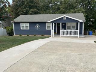 Lake Norman Experiences Waterfront Cottage with Boat Rental and Private Bar - Mooresville - 9