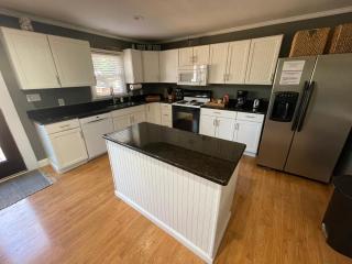 Lake Norman Experiences Waterfront Cottage with Boat Rental and Private Bar - Mooresville - 4