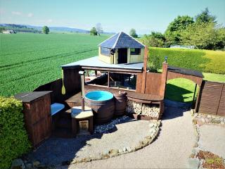 Best Tipi in Morayshire with Whisky Barrel Hot Tub - Coltfield - 3