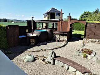 Best Tipi in Morayshire with Whisky Barrel Hot Tub - Coltfield - 1