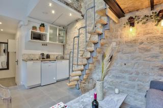 Studio walking distance from Marais with mobile AC - 3