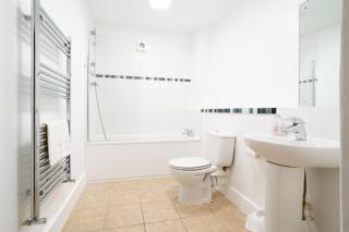 Picture Perfect Location Stunning 2 Bedroom Apartment with parking - Norwich - 3
