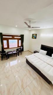 Lotus Lake View Inn - 1