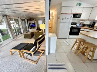 Your Private Bungalow 1b1b beach bungalow on a spacious corner lot - Jensen Beach - 0