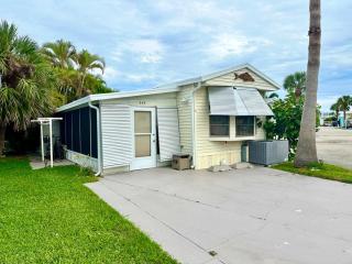 Your Private Bungalow 1b1b beach bungalow on a spacious corner lot - Jensen Beach - 9