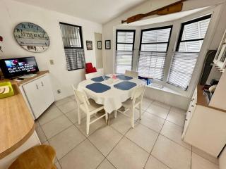 Your Private Bungalow 1b1b beach bungalow on a spacious corner lot - Jensen Beach - 6