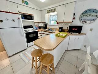 Your Private Bungalow 1b1b beach bungalow on a spacious corner lot - 4
