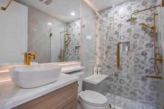 5 BR Brand New Luxurious White Rock Spacious Home - Surrey - 4