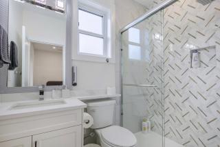 5 BR Brand New Luxurious White Rock Spacious Home - Surrey - 1