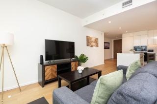 Snug 3BR HighRise with Pool, Spa & Rooftop Views - Los Angeles - 4