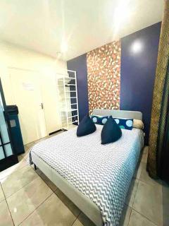 Apartment rooftop stadium of France metro line 13 - 3