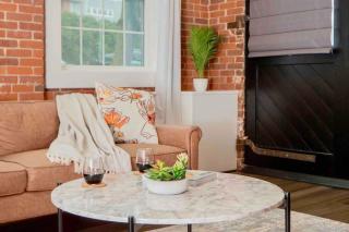Jennifer's Vibrant Historic Brick Loft Private Apartment - Providence - 8