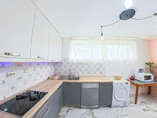 Tivat Family Garden Apartments - Near Airport & Beach, Quiet Stay - Tivat - 7