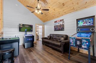Sasquatch Splash Premier Private Pool Cabin with Hot Tub, Mtn Views, Arcade Games, Excellent Location - Pigeon Forge - 7