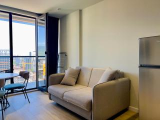 Солнечная квартира с отдельной спальней и панорамным видом на горы Next Apartments - Batumi - 1