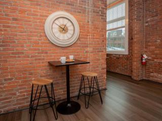 Jennifer's Vibrant Historic Brick Loft Private Apartment - Providence - 6