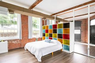 Jennifer's Vibrant Historic Brick Loft Private Apartment - 4
