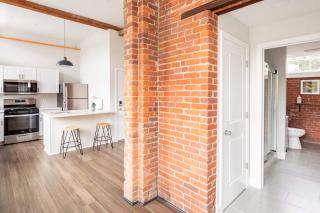 Jennifer's Vibrant Historic Brick Loft Private Apartment - Providence - 1