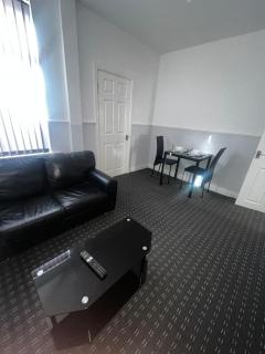 Spacious 3 Bedroom Home Free Parking - Middlesbrough - 2