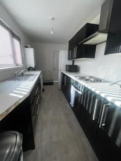 Spacious 3 Bedroom Home Free Parking - Middlesbrough - 1