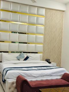 Hotel The Grand Paradise - Jāmb - 1