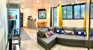 Apartment rooftop stadium of France metro line 13 - 0