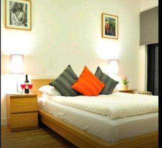 London Guest Room - 9