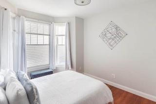 Jennifer's Providence Escape Private Apartment with Relaxing Deck - Providence - 3