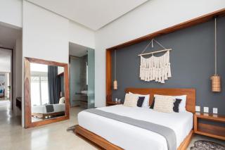 Luxury Oceanfront Estate with Pool, Staff, Sleeps 24 - 7