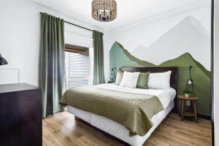 Chic Rockies Getaway - Pool & Hot Tub - King Bed - BBQ! - Canmore - 9
