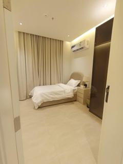 شقه vip النرجس ثلاث غرف وصاله وثلاث دورات مياه دخول ذاتي - Riyadh - 5