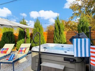 Modern 3BR Retreat with Fun Yard, Mini-Golf, Hot Tub & BBQ Dining Deck - Round Rock - 8