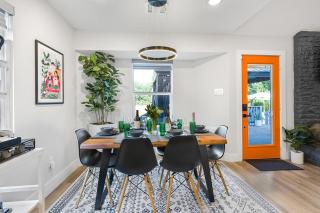 Modern 3BR Retreat with Fun Yard, Mini-Golf, Hot Tub & BBQ Dining Deck - Round Rock - 2