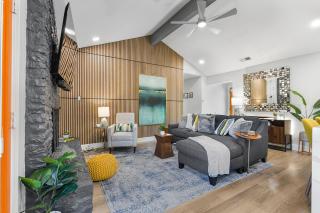 Modern 3BR Retreat with Fun Yard, Mini-Golf, Hot Tub & BBQ Dining Deck - Round Rock - 6